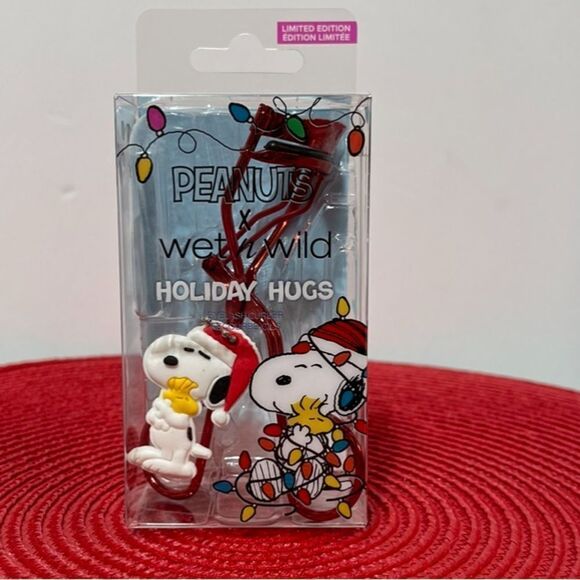 Wet n Wild Peanuts Snoopy Eyelash Curler NWT - Picture 5 of 7